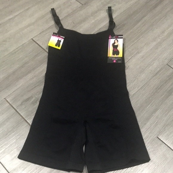 Flex NWT Black Seamless Control Romper size L - Picture 1 of 8
